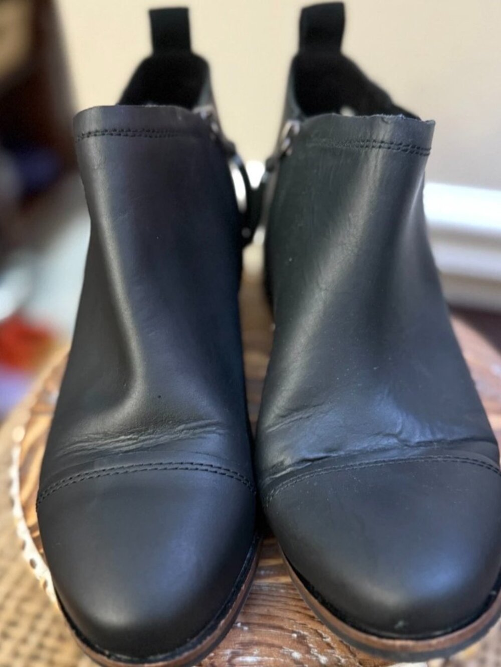 TOMS women’s black leather ankle boots in size 9.5. Classic Chelsea-inspired sty